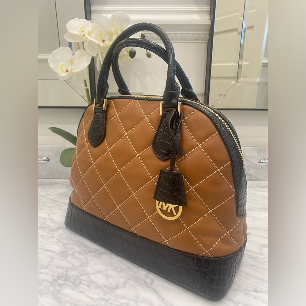 Michael Kors - Smythe Large Dome 
Handbag / Walnut and Black